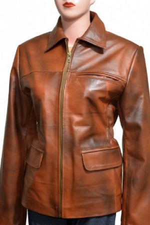 Yong Girl Wearing A Brown Leather Jacket In Film Series The Hunger Games as Katniss Everdeen