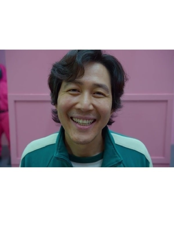 Lee Jung-jae Squid Game Seong Gi-hun Tracksuit Actor Lee Jung-jae Wearing Green Tracksuit In Squid Game as Seong Gi-hun