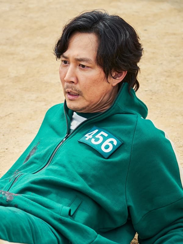 Lee Jung-jae in Squid Game (2021) Lee Jung-jae in Squid Game (2021) he wear green 456 tracksuit