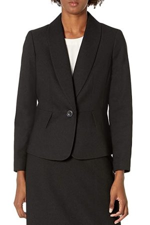 A Women Wearing 1 Button Shawl Collar Suit