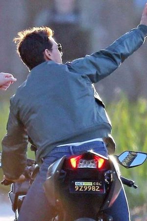 Tom Cruise Wearing Green Jacket In Film Top Gun as Maverick