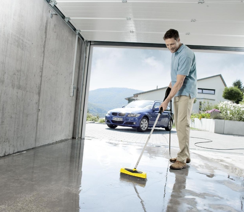 karcher-ps40-powerscrubber-cleans-garage-floor